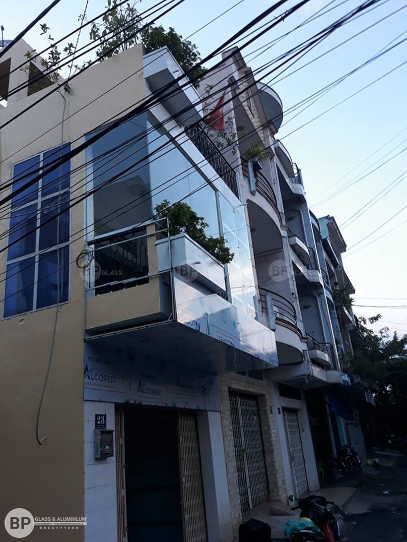 Vách nhôm kính mặt tiền công trình quận thủ đức